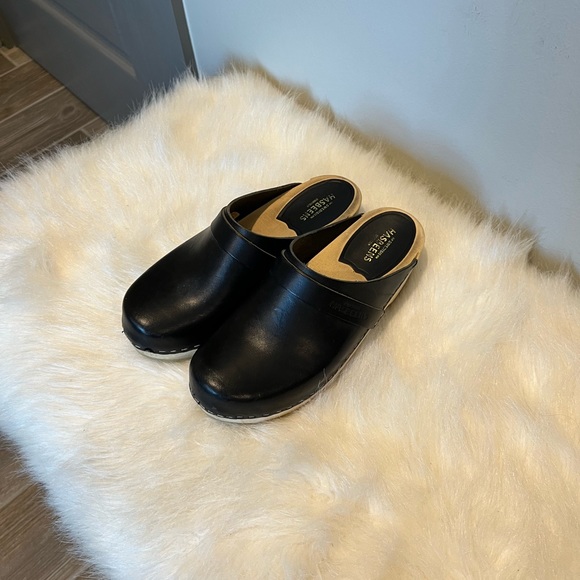 Swedish Hasbeens Black Leather Clogs - Picture 2 of 9